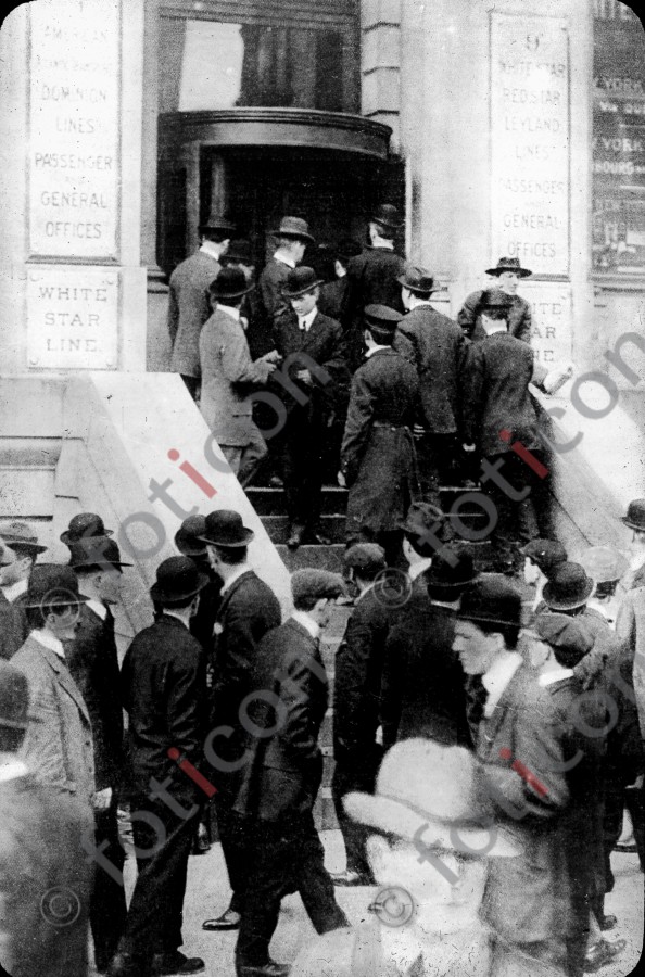 Personen vor der Agentur der White Star Line | People in front of the White Star Line agency  (simon-titanic-196-055-sw.jpg)